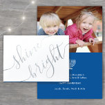 Elke tekst Hanukkah Simple Shine Bright Silver Rea Folie Kaarten<br><div class="desc">Wenst familie en vrienden de eenvoudige geschenken van licht en liefde voor Hanukkah met deze elegante zilveren echte folie gevouwen kaart. Alle tekst op deze sjabloon (inclusief "Shine Bright" aan de voorzijde) kan eenvoudig worden aangepast om alle woorden op te nemen. Het blauw, wit en zilver ontwerp is uitgerust met...</div>