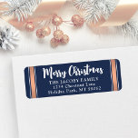Elke tekst Navy & Roos Gold Christmas retour adres Etiket<br><div class="desc">Voeg een feestelijke finishing touch toe aan de enveloppen van de vakantiepas met aangepaste navy blue, white en roos gold retour adreslabels. Alle tekst op deze sjabloon Prettige feestdagen is eenvoudig te personaliseren met elke formulering, zoals Vrolijk kerstfeest, Seizoenen, Groeten of Gelukkig Nieuwjaar. Wijzig de begroeting desgewenst in jouw naam...</div>