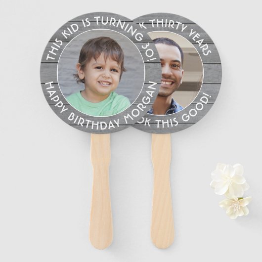 ELKE Verjaardag 2 Foto's Eenvoudig Grijs Nep Hout Handwaaier (Voorkant en achterkant)