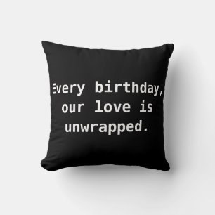 Elke verjaardag, onze liefde is uitgepakt. kussen