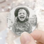 ELKE verjaardagsfeestje chique stijlvolle typograf Ronde Sticker<br><div class="desc">Voeg een gepersonaliseerde finishing touch toe aan verjaardagsfeestgunsten, uitnodigingen en bedankbriefjes met aangepaste foto ronde stickers / envelopzegels. Het afbeelding en alle bewoordingen van deze sjabloon zijn eenvoudig aan te passen. (AFBEELDING PLACEMENT TIP: Een eenvoudige manier om een foto precies te plaatsen hoe u wilt is om deze bij te...</div>