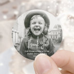 ELKE verjaardagsfeestje chique typografie foto dan Ronde Sticker<br><div class="desc">Voeg een gepersonaliseerde finishing touch toe aan verjaardagsfeestgunsten, uitnodigingen en bedankbriefjes met aangepaste foto ronde stickers / envelopzegels. Het afbeelding en alle bewoordingen van deze sjabloon zijn eenvoudig aan te passen. (AFBEELDING PLACEMENT TIP: Een eenvoudige manier om een foto precies te plaatsen hoe u wilt is om deze bij te...</div>