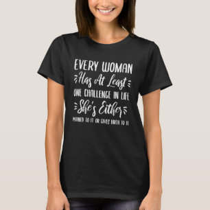 Elke vrouw heeft ten minste één levensuitdaging t-shirt