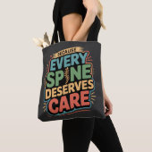 Elke wervelkolom verdient zorg chiropractor citaat tote bag (Dichtbij)