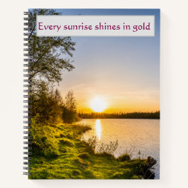 Elke zonsopgang schijnt in gouden meren aan de oev notitieboek