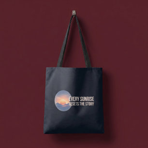 Elke zonsopgang start het verhaal opnieuw tote bag
