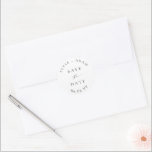 Ellesmere Modern Minimalist Wedding Save the Date Ronde Sticker<br><div class="desc">De Ellesmere save the date envelope seal sticker heeft een modern minimalistisch ontwerp op een witte achtergrond voor een strakke en eenvoudige look. De scripttekst kan niet worden bewerkt. Alle andere tekst kan volledig worden bewerkt. Voor meer geavanceerde aanpassingen van dit ontwerp selecteert u de knop "Aanpassen" hierboven.</div>