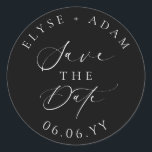 Ellesmere Modern Minimalist Wedding Save the Date Ronde Sticker<br><div class="desc">De Ellesmere save the date envelope seal sticker heeft een modern minimalistisch ontwerp op een witte achtergrond voor een strakke en eenvoudige look. De scripttekst kan niet worden bewerkt. Alle andere tekst kan volledig worden bewerkt. Voor meer geavanceerde aanpassingen van dit ontwerp selecteert u de knop "Aanpassen" hierboven.</div>