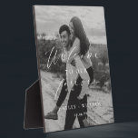 Ellesmere Welkom bij onze vriendschappelijke verwe Fotoplaat<br><div class="desc">Voeg de afsluitende aanraking aan uw bruiloft toe met dit aangepaste welkomstbord voor de bruiloft van de foto. Pas het welkomstteken aan met je eigen foto. Het teken kenmerkt een minimalistisch ontwerp met een rubriek van de manuscriptkalligrafie. De manuscriptrubriek is een afbeelding dat niet kan worden uitgegeven. Alle andere tekst...</div>