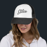 Ellie Custom wit en zwart Trucker Pet<br><div class="desc">Deze witte en zwarte, aanpasbare trucker met de naam "Ellie" in een stijlvol lettertype, geïnspireerd op een geliefd gamingpersonage. Ideaal voor gamers en fans, dit pet combineert persoonlijkheid en stijl moeiteloos. U kunt de naam aanpassen om het echt van u te maken of cadeau te doen aan een geliefde. Modern,...</div>