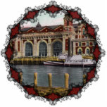 Ellis Island Ornament Fotobeeldje Ornament<br><div class="desc">Het  briefkaart afbeelding van Ellis Island in 1907 werd geprint op deze prachtige kerstsieraad met Victoriaans filancering.</div>