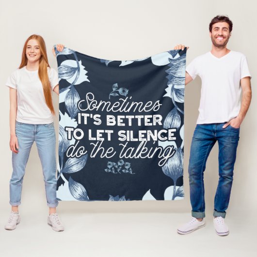 Eloquent Silence Quote Art voor Serene Decor Fleece Deken (In situ)