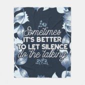 Eloquent Silence Quote Art voor Serene Decor Fleece Deken (Voorkant)