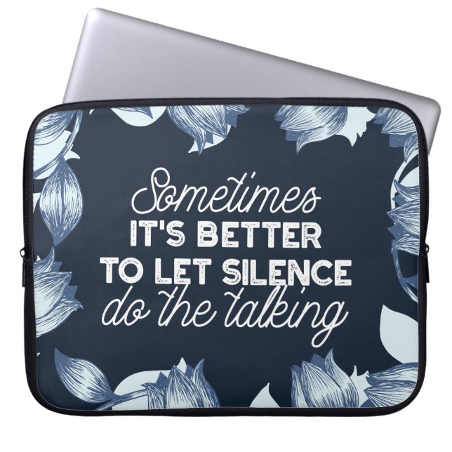 Eloquent Silence Quote Art voor Serene Decor Laptop Sleeve (Voorkant)
