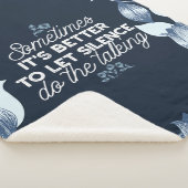 Eloquent Silence Quote Art voor Serene Decor Sherpa Deken (3/4)