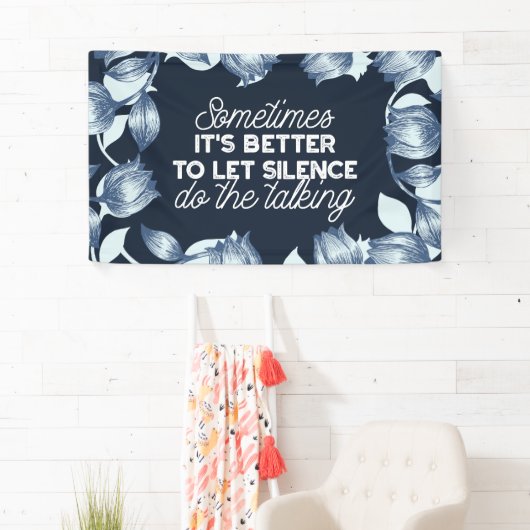Eloquent Silence Quote Art voor Serene Decor Spandoek (Insitu)