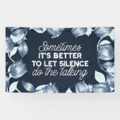 Eloquent Silence Quote Art voor Serene Decor Spandoek (Horizontaal)