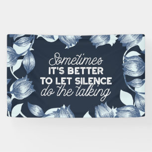 Eloquent Silence Quote Art voor Serene Decor Spandoek