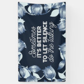 Eloquent Silence Quote Art voor Serene Decor Spandoek (Verticaal)