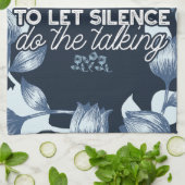Eloquent Silence Quote Art voor Serene Decor Theedoek (Gevouwen)