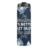Eloquent Silence Quote Art voor Serene Decor Thermosbeker (Voorkant)