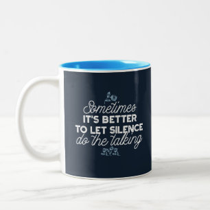 Eloquent Silence Quote Art voor Serene Decor Tweekleurige Koffiemok