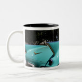 Elvis Presley's Green Cadillac Converteerbaar in Tweekleurige Koffiemok (Links)