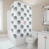 Emblematisch roze olifant onder grijze ogen op wit douchegordijn (In situ)