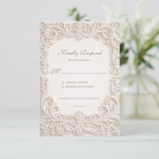 Embossed Style Ivory Rococo Scroll Wedding RSVP Kaartje (Staand voorkant)