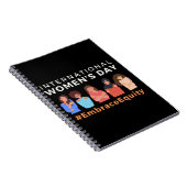 Embrace Equity International Women's Day 2023 Notitieboek (Rechterzijde)