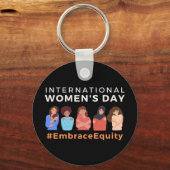 Embrace Equity International Women's Day 2023 Sleutelhanger (Voorkant)