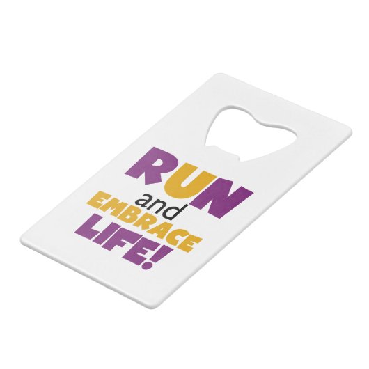 Embrace Life Paars Yellow Creditkaart Flessenopener (Voorkant Gekanteld)