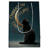"Embrace the Eclipse" Celestial Cat Illustration Medium Cadeauzakje (Achterkant)
