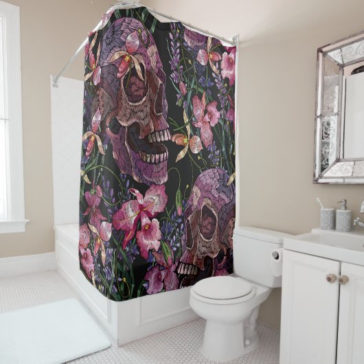 Embroiderige menselijke schedel en roze orchidee b douchegordijn (In situ)