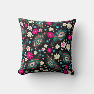 Embroiderige pauw veren naadloos patroon. klas kussen