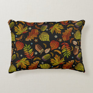 Embroidery art. Autumn naadloos patroon. Bladeren, Accent Kussen