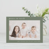 EMELIA Groene Familie Foto Vrede op Aarde Kerstmis Feestdagenkaart (Staand voorkant)