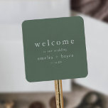 EMELIA Sage Green Mountain Wedding Welcome Bag Vierkante Sticker<br><div class="desc">Deze salie groene berg bruiloft welkomsttas sticker van het Emelia Collectie is ideaal voor een bosrijke bestemming bruiloft. Het donkergroene ontwerp heeft een rustieke en eenvoudige typografie met een bosrijk berggevoel. Personaliseer deze stickers met de locatie van uw bruiloft, uw namen en trouwdatum. Deze labels zijn perfect voor bestemming bruiloften...</div>