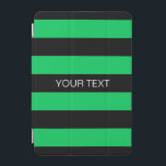 Emerald Black Horiz Preppy Stripe #3 Naam Monogram iPad Mini Cover<br><div class="desc">Emerald Green en Black Classic Preppy Horizontal Rugby Stripes #3 Naam Monogram Een stijlvol, strak horizontaal streepvormpatroon met een sjabloon voor jouw naam, initialen of andere tekst. U kunt de tekstdoopvont en de grootte ook aanpassen, de tekst bewegen of verwijderen, extra tekstgebieden toevoegen, uw eigen afbeeldingen en veel meer toevoegen...</div>