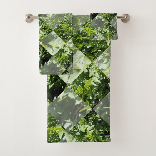 Emerald Elegance: groene bladeren in diamantvorm, Bad Handdoek (Insitu)