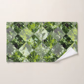 Emerald Elegance: groene bladeren in diamantvorm, Handdoek (Handdoek)
