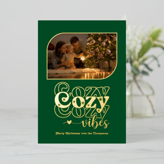 Emerald & Gold Cosy Vibes Retro Kerstfoto Folie Feestdagenkaart (Staand Voorkant)