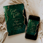 Emerald Green Agaat Script Bruiloft Sla de datum o Kaart<br><div class="desc">Deze elegante bruiloft save the date heeft een achtergrond afbeelding van smaragdgroene waterverf agaat afgewerkt met faux gouden glitter. De aanpasbare tekst combineert goudkleurig modern handschrift,  koperplaat en cursieve lettertypen. De achterzijde is voorzien van een coördinerende smaragdgroene en gouden agaat ontwerp.</div>