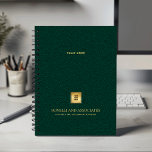 Emerald Green Business Logo en Naam Professional Planner<br><div class="desc">Blijf op orde en verhoog uw professionele afbeelding met onze Custom Spiral Planner, met een verfijnd marineblauw lederen uiterlijk dat sophisticatie combineert met functionaliteit. Met een aanpasbare vierkante ruimte op de cover kunt u uw zakelijke logo prominent weergeven over een gouden textuur, terwijl twee extra regels bewerkbare tekst ruimte bieden...</div>