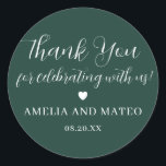Emerald Green Calligraphy Wedding Bedankt voor je  Ronde Sticker<br><div class="desc">Het perfecte kleine ding om je trouwbonenkast af te dichten of bedankt je opmerking. Het dankjegevoel wordt geschreven in een playful manuscriptdoopvont dan zijn de jouw naam en de trouwdatum in een klassieke serif tekst. Een zoet hart scheidt hen. Dit object maakt deel uit van de Elegant Minimalist Wedding Suite....</div>