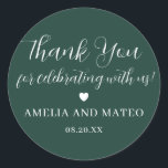 Emerald Green Calligraphy Wedding Bedankt voor je  Ronde Sticker<br><div class="desc">Het perfecte kleine ding om je trouwbonenkast af te dichten of bedankt je opmerking. Het dankjegevoel wordt geschreven in een playful manuscriptdoopvont dan zijn de jouw naam en de trouwdatum in een klassieke serif tekst. Een zoet hart scheidt hen. Dit object maakt deel uit van de Elegant Minimalist Wedding Suite....</div>