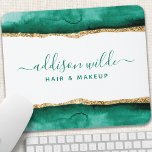Emerald Green en Gold-Waterverf Muismat<br><div class="desc">Emerald Green en Gold Waterverf Muismat. Elegant emerald green en gouden geometrische hand met letterstijl kalligrafie professioneel design. Perfect voor make-up artiesten,  haarstylists,  cosmetologen en nog veel meer!</div>