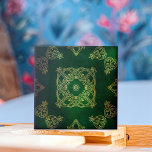 Emerald Green en Yellow Damask Celtic Ornamenten Tegeltje<br><div class="desc">Een elegant decoratief tegel met een geel kleverig Keltisch ornament op een groene achtergrond.</div>