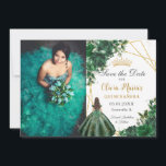 Emerald Green Flowers Princess Quinceañera Foto Save The Date<br><div class="desc">Pas deze smaragdgroene floral Quinceañera/Sweet 16 verjaardagsfoto aan om de datum snel en gemakkelijk op te slaan. Klik eenvoudig de pas het verder knoop aan om de teksten uit te geven, doopvonten en doopvonten kleuren te veranderen. Een meisje dat gekleed is in een mooie smaragdgroene jurk, groene groene groene bloemen...</div>