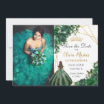 Emerald Green Flowers Princess Quinceañera Foto Save The Date<br><div class="desc">Pas deze smaragdgroene floral Quinceañera/Sweet 16 verjaardagsfoto aan om de datum snel en gemakkelijk op te slaan. Klik eenvoudig de pas het verder knoop aan om de teksten uit te geven, doopvonten en doopvonten kleuren te veranderen. Een meisje dat gekleed is in een mooie smaragdgroene jurk, groene groene groene bloemen...</div>
